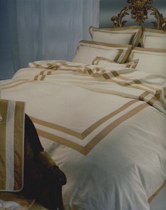 Cottimaryanne Dulcamara is a luxurious Egyptian cotton sateen with a generous 450 thread count available in all Visconti colors with custom colored border.