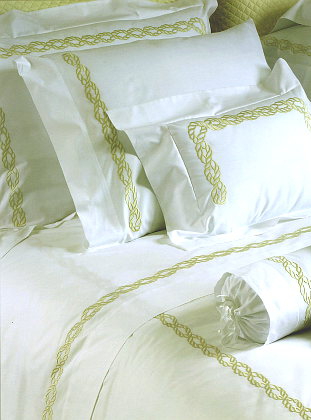Cottimaryanne Marilu is a luxurious Egyptian cotton sateen with a generous 450 thread count available in all Visconti colors with custom colored border.