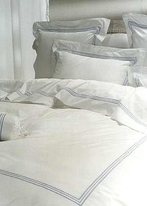 Cottimaryanne Tre Righe is a luxurious Egyptian cotton sateen with a generous 450 thread count available in all Visconti colors.