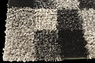 Hand woven rug in Shaggy in a mix of pure new wool, polyester and viscose.