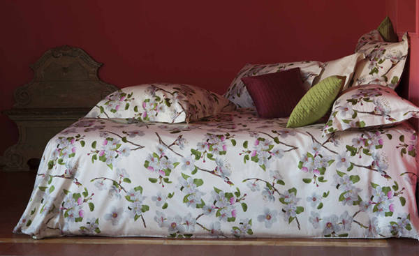 Alicudi Bedding by Signoira Firenze is a tribute to the beauty and energy of spring.