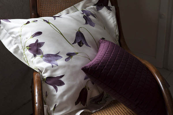 This bedding design by Signoria Firenze is characterized by its sinuous movement and by the refinement of its motif.