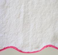 Home Treasures Antalya Bath Towels Scallop Piping Close-up  - Ivory/Bri Pink.