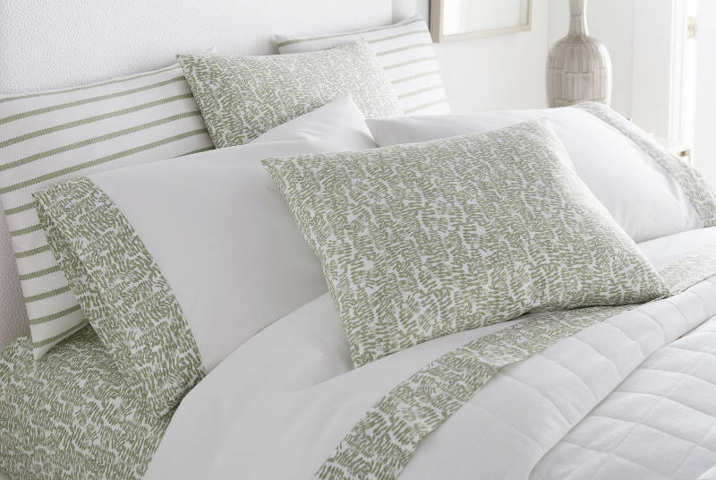 Made of pure, white Boutique cotton sheeting and accented with your choice of three Fern colors, Fern cuff is the perfect way to add whimsy to your bed.