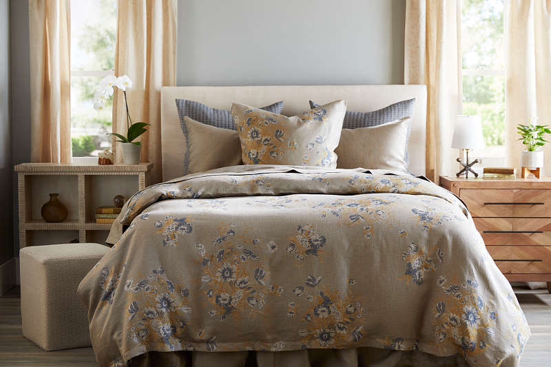 This 5-color linen jacquard is a sophisticated modern approach to a classic floral design.