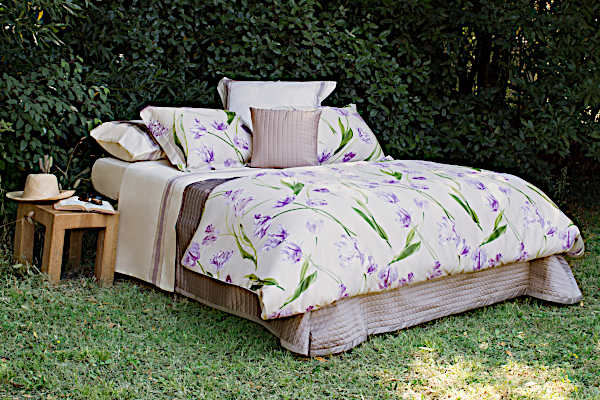 Tulipano Bedding by Signoria Firenze Lilac color.
