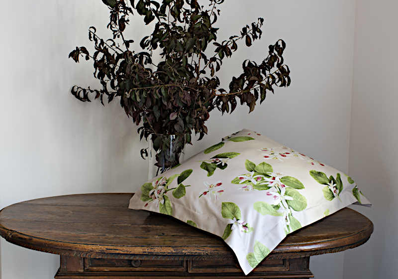 Signoria has taken the beauty of the Zagara flower and has enhanced it with precious Egyptian cotton sateen fabric.
